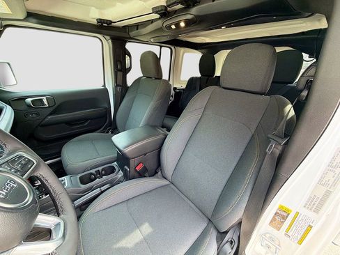 Used 2025 Jeep Wrangler Unlimited Sahara AWD/4WD image 25