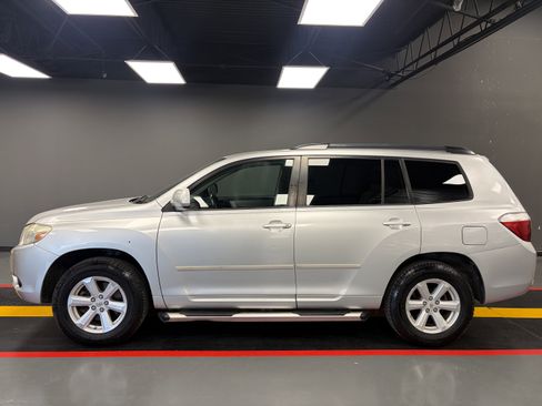 Used 2010 Toyota Highlander 2WD image 2