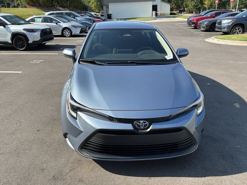 Used 2023 Toyota Corolla LE w/ LE Convenience Package FWD image 3
