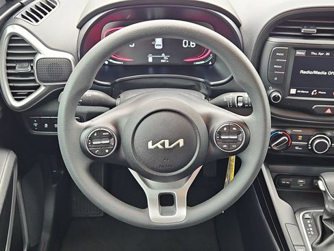 Used 2025 Kia Soul LX w/ LX Technology Package FWD image 14