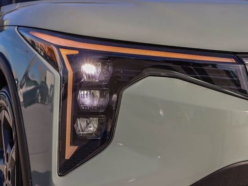 Used 2025 Kia K4 LXS image 12