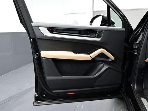 Certified 2024 Porsche Cayenne image 7