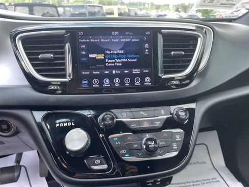 Used 2018 Chrysler Pacifica Touring Plus w/ S Appearance Package FWD image 19