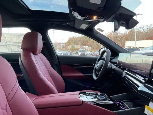 Certified 2026 BMW 530i xDrive w/ Premium Package AWD/4WD image 29