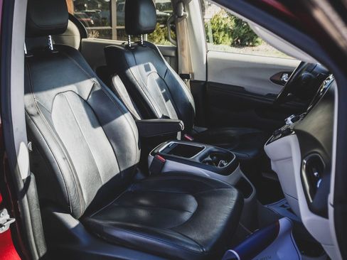 Used 2019 Chrysler Pacifica Touring-L Plus w/ Advanced Safetytec Group image 29