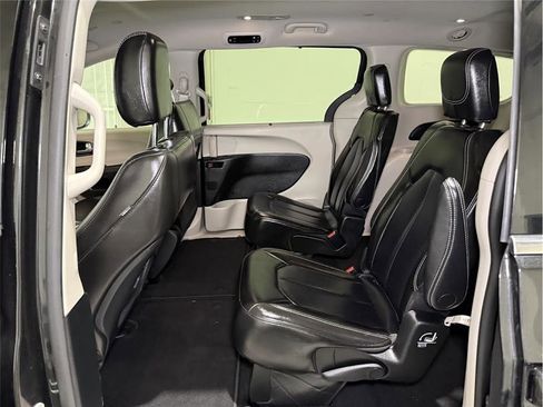 Used 2023 Chrysler Pacifica Touring-L image 14