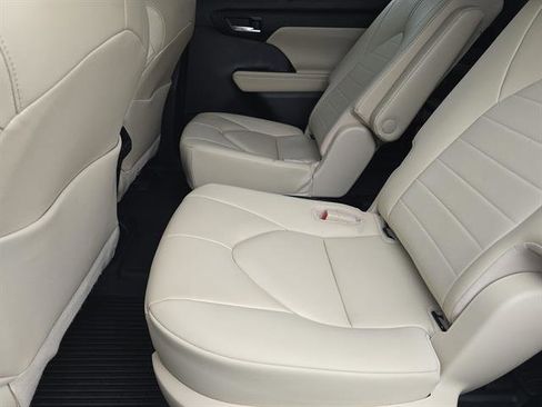 Used 2023 Toyota Highlander XLE image 10