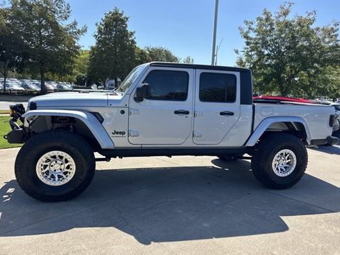 Used 2024 Jeep Gladiator Sport AWD/4WD image 9