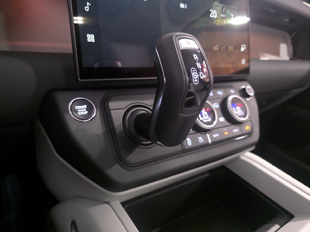 New 2026 Land Rover Defender 110 X-Dynamic SE AWD/4WD image 25