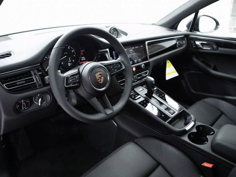 Certified 2025 Porsche Macan image 4