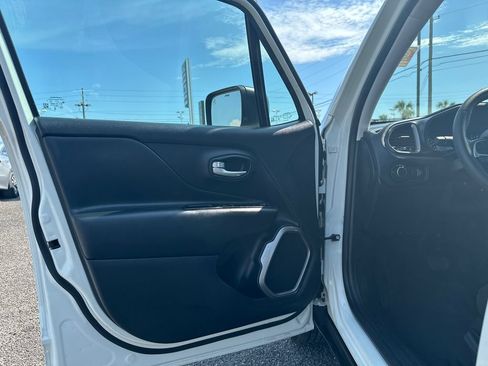 Used 2023 Jeep Renegade Latitude AWD/4WD image 11