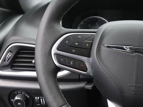 Used 2025 Chrysler Pacifica Select image 30