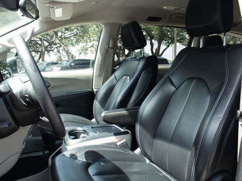 Used 2023 Chrysler Pacifica Touring-L FWD image 7