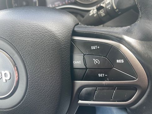 Used 2019 Jeep Cherokee Limited image 24