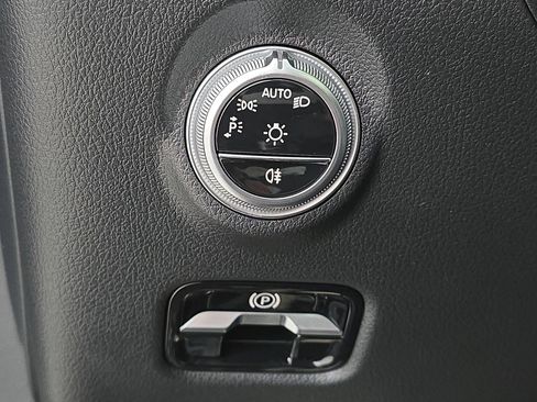 Used 2025 Mercedes-Benz C 300 Sedan image 25