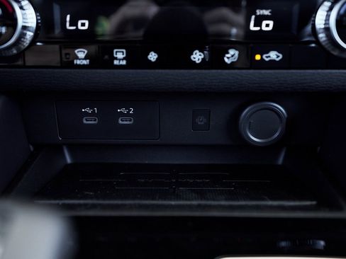 New 2025 Mitsubishi Outlander SE image 46