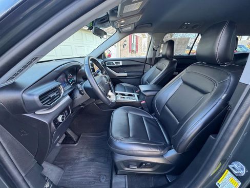 Used 2022 Ford Explorer XLT w/ Equipment Group 202A AWD/4WD image 11