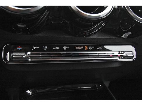 Used 2023 Mercedes-Benz GLB 250 4MATIC image 23