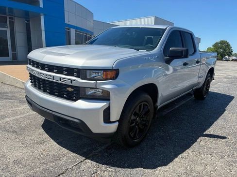 Used 2019 Chevrolet Silverado 1500 Custom w/ Custom Convenience Package RWD image 2
