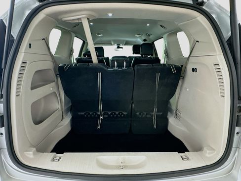 Used 2024 Chrysler Pacifica Touring-L image 30