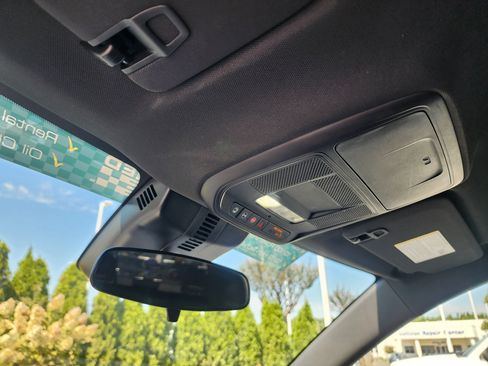 Used 2025 Chevrolet Traverse LT image 38