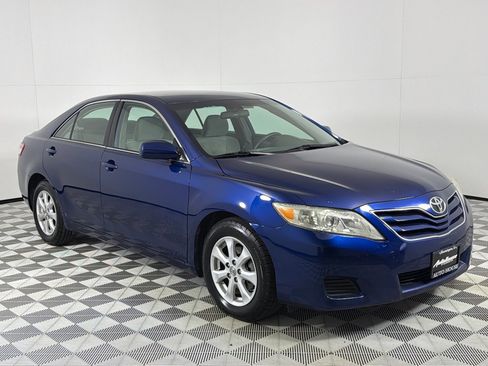 Used 2010 Toyota Camry LE image 3