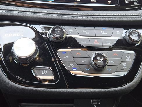 New 2026 Chrysler Pacifica Select image 15