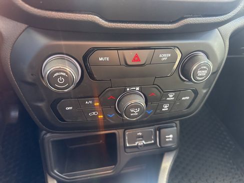 Certified 2020 Jeep Renegade Altitude image 23