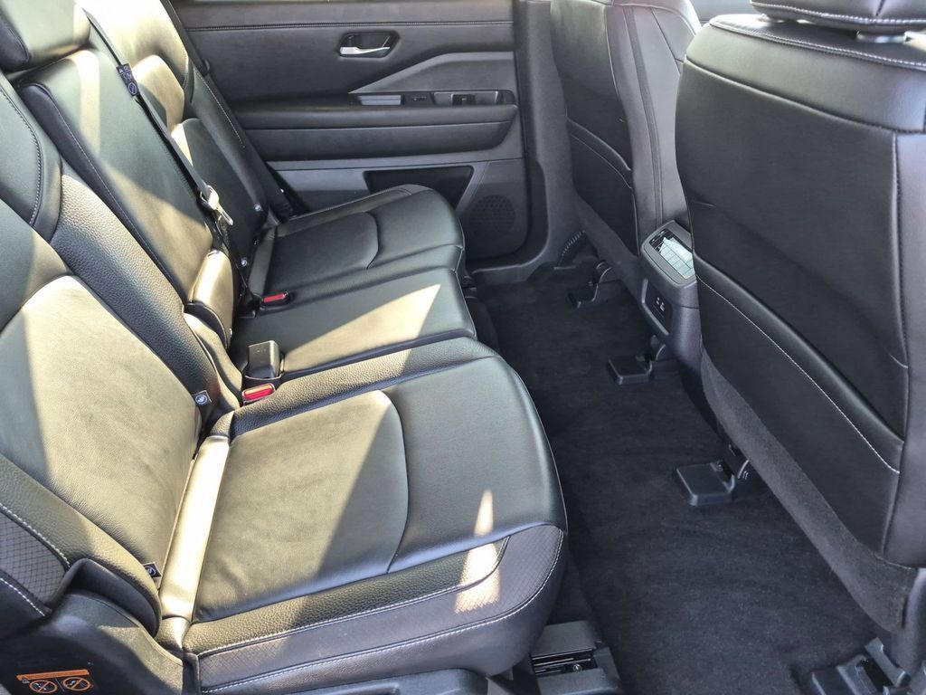 Used 2025 Nissan Pathfinder SL AWD/4WD image 31