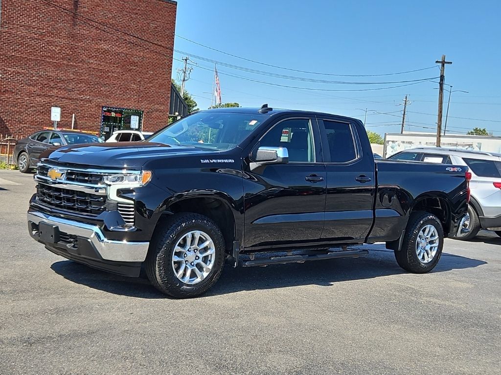 Used 2024 Chevrolet Silverado 1500 LT AWD/4WD image 3