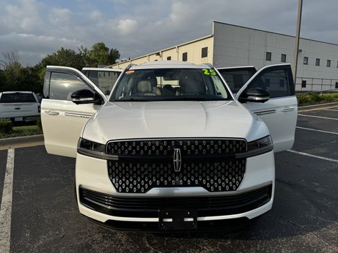 Used 2025 Lincoln Navigator Reserve AWD/4WD image 10