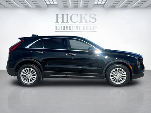 Used 2024 Cadillac XT4 Luxury w/ Cold Weather Package image 4