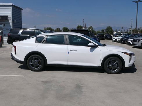 New 2025 Kia K4 LXS image 2