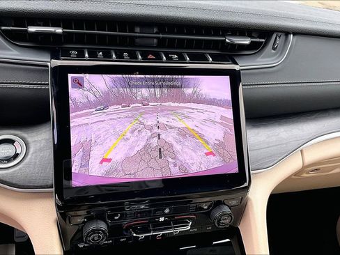 Used 2024 Jeep Grand Cherokee Limited image 20