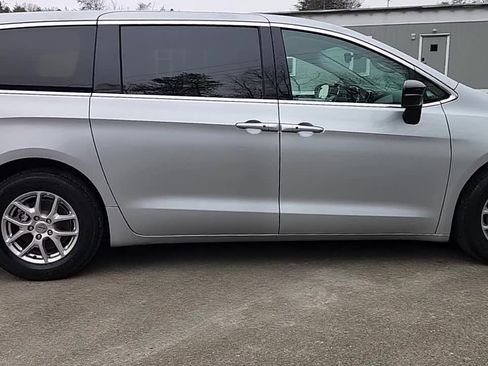 Used 2024 Chrysler Pacifica Touring-L image 9