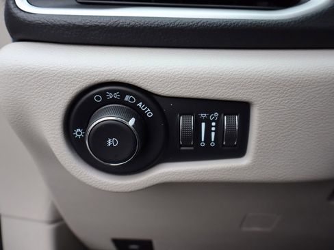 Used 2021 Chrysler Pacifica Touring-L w/ Uconnect Theater Family Group image 13