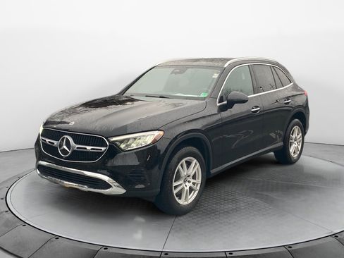 Used 2025 Mercedes-Benz GLC 300 4MATIC image 3