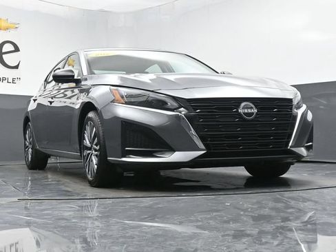Used 2025 Nissan Altima 2.5 SV AWD/4WD image 3