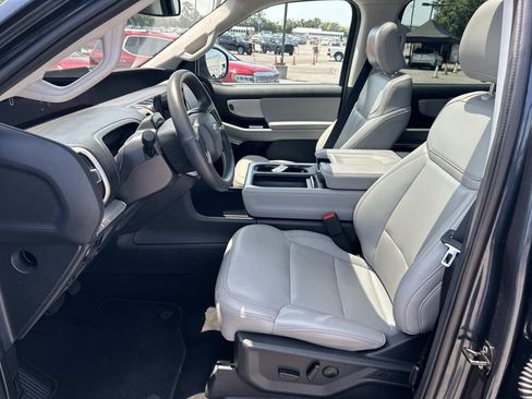Used 2025 Ford Expedition Active AWD/4WD image 29