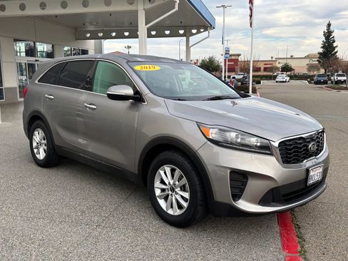 Used 2019 Kia Sorento LX image 3