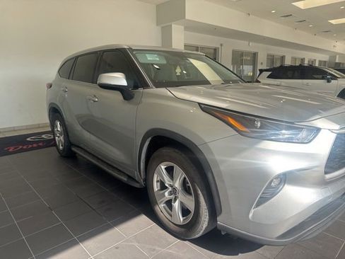 Used 2022 Toyota Highlander LE FWD image 4