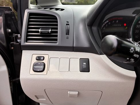 Used 2011 Toyota Venza AWD image 16