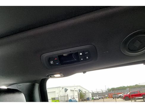 Used 2025 Chrysler Pacifica Limited FWD image 12