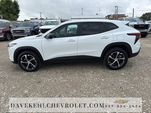 Used 2025 Chevrolet Trax RS w/ Sunroof Package image 2