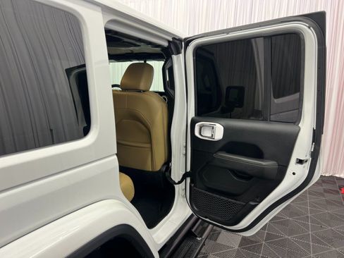 Used 2019 Jeep Wrangler Unlimited Sahara w/ Safety Group AWD/4WD image 26