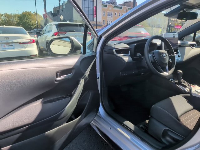Used 2026 Toyota Corolla SE w/ SE Premium Package FWD image 11