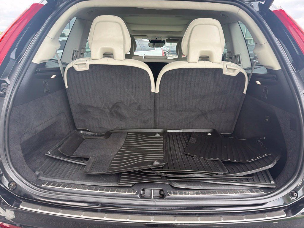 Used 2022 Volvo XC90 T6 Momentum w/ Climate Package AWD/4WD image 5