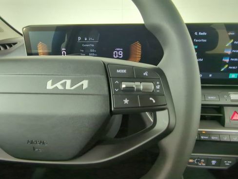 New 2025 Kia K4 LXS image 28