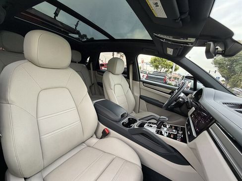 Used 2023 Porsche Cayenne S Platinum w/ Premium Package Plus image 50