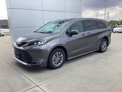 Used 2023 Toyota Sienna XLE FWD image 1
